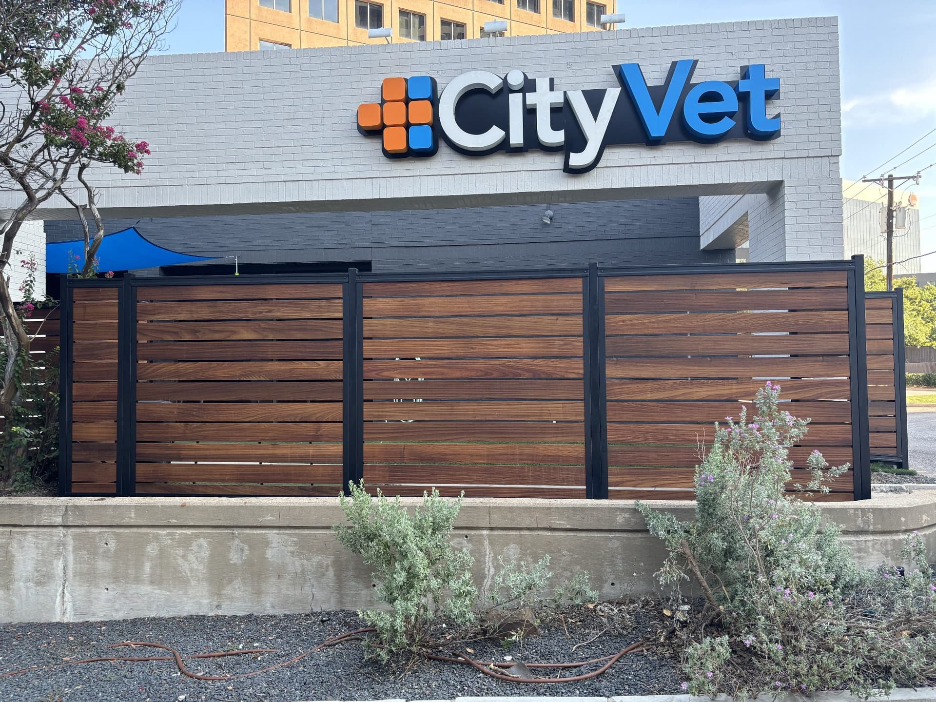 Semi-private commercial fence with Ambara slats at a veterinary clinic.